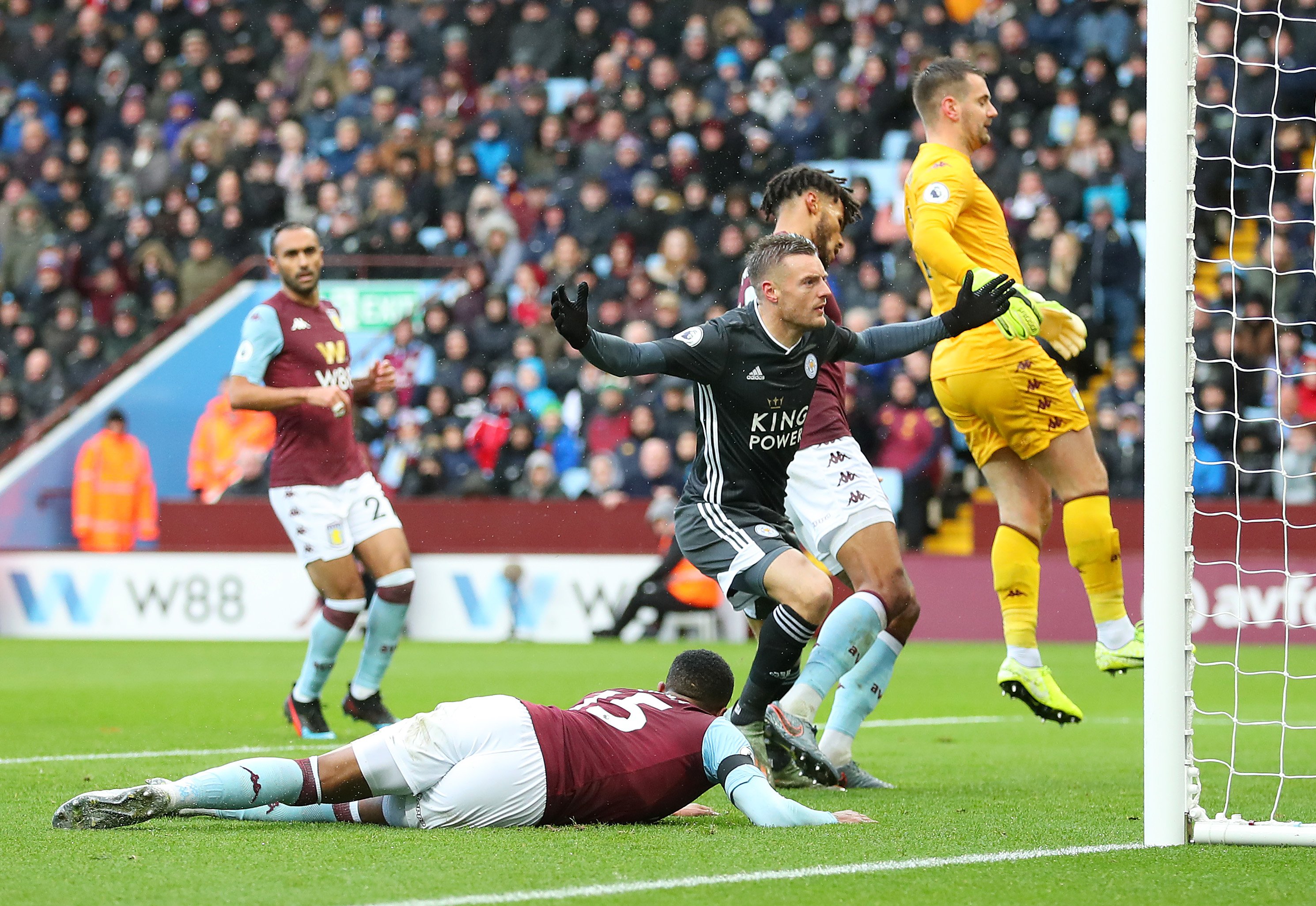 罗马诺：曼联开了内部会议，高层和阿莫林现在想要买一个中锋.